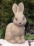 Eigenschaften Tiefes Kunsthandwerk GbR  / Steinfigur Tierfigur Hase Hoppel Ostern hellbraun