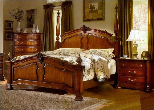 Elegant-interior-design-small-Tuscany-bedroom-with-comfortable-beautiful-wooden-bed-nightstands-pictures-and-beautiful-window-curtains
