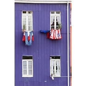 photographie Washing hanging out of window of purple house on Calle Guimera in Cerro Bella Vista ...