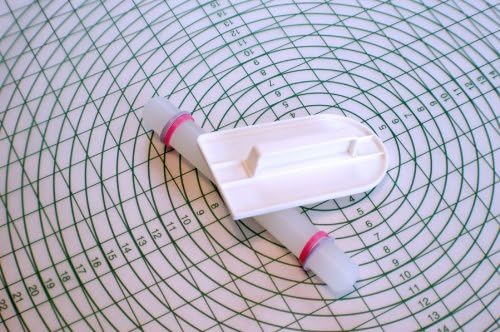 Fondant Starter Kit (25" Mat, 9" Rolling pin, and Smoother) by Cucina Galli