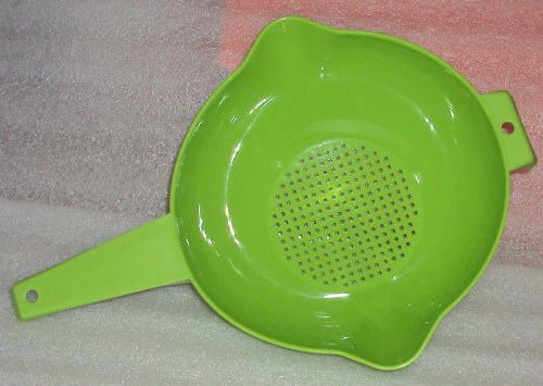 Tupperware Strainer 2 Quart Colander with Handle, GREEN