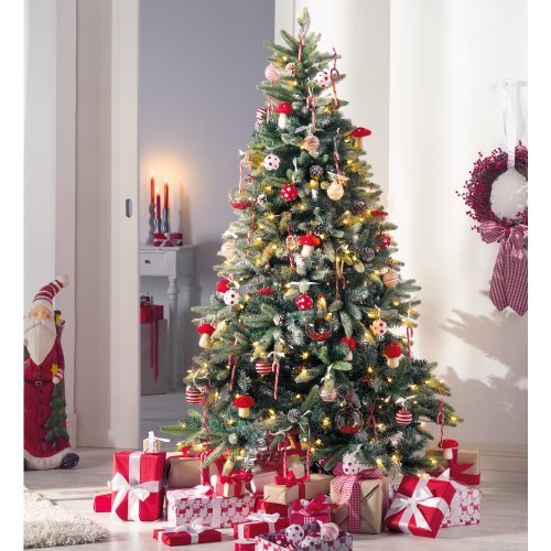 Beleuchteter Tannenbaum mit Zapfen und Schnee