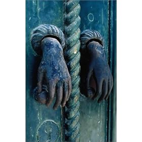 photographie Metal 'hand' doorknockers decorate a door in Tavira. est disperible en (L x H): 20 x...