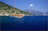 photographie An ocean going yacht cruises the Agean off the Izmir coast est disperible en (L x H)... Image du produit