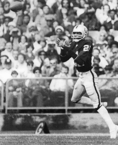 CLIFF BRANCH OAKLAND RAIDERS 8X10 HIGH GLOSSY SPORTS ACTION PHOTO (M)