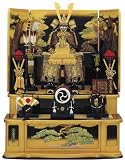 五月人形 鎧飾り 久月作 彫金仁王12号 正絹緋縅大鎧 新松鷹塗屏風黒塗二段飾り 利光監製