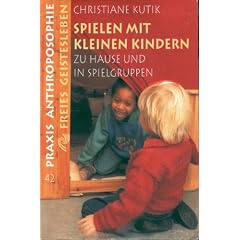 Spielen mit kleinen Kindern zu Hause und in Spielgruppen.