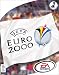  Wie nicht anders zu erwarten, bringt ein Gro�teil der Spielehersteller p�nktlich zur 
Europameisterschaft 2000 wieder ein Dutzend mehr oder weniger brauchbare Fu�ballsimulationen auf den 
Markt, von denen Euro 2000 aus der renommierten EA Sports-Reihe unzweifelhaft eine der besten ist, 
auch wenn man deutlich merkt, dass es sich hierbei eher um eine Quasi-Fortsetzung von FIFA 2000 
handelt, statt um ein rundum eigenst�ndiges Spiel -- dieselbe Engine, dieselbe Steuerung und 
dieselben nervigen kleinen Fehler im Gameplay, wie etwa, dass die eigentlich sehr solide Gegner-KI 
es einem gestattet, Tore nach immer dem selben Schema zu erzielen, die Ergebnisse in 
Mehrspieler-Partien viel zu hoch ausfallen oder der farbige Richtungspfeil, der die Sicherheit eines 
m�glichen Abspiels anzeigen soll, oft nicht zutrifft. Da FIFA 2000 trotz dieser Mankos in punkto 
Bildschirmfu�ball aber dennoch die Nase vorn hat, nimmt es nicht weiter wunder, dass auch Euro 2000 
Fans des runden Leders einiges bietet.  So stehen alle der einundf�nfzig f�r die EM in Belgien und 
den Niederlanden qualifizierten Mannschaften zur Auswahl, was bedeutet, dass Sie nicht blo� mit 
Spitzenteams wie Frankreich, Deutschland oder Holland an den Start gehen, sondern auch mit solchen 
Fu�ballzwergen wie Malta und Liechtenstein um den EM-Titel kicken k�nnen. Hierzu m�ssen Sie sich 
zun�chst einmal ganz authentisch durch die Qualifikation schie�en, ehe Sie die Gruppenspiele in der 
Endrunde bestreiten k�nnen. Haben Sie auch diese Pr�fung �berstanden, gelangen Sie in die 
K.O.-Runde, in der sich schlie�lich zeigen wird, ob Sie gut genug sind, den Turnierrasen letztlich 
als Sieger zu verlassen. Allerdings d�rfen Sie sich nicht blo� auf Ihr spielerisches Geschick 
versteifen, um die Matches f�r sich zu entscheiden, sondern m�ssen vor Spielbeginn eine gute, 
taktisch sinnvolle Aufstellung auskl�geln und die richtigen Spieler f�r Ihr Spielsystem aufstellen. 
Zudem bietet Ihnen Euro 2000 die M�glichkeit, Basisaktionen wie Dribbling und Torsch�sse sowie 
bestimmte Spezialbewegungen f�r Profispieler in einem �bersichtlichen Trainingsmodus zu �ben.  Alles 
in allem �berzeugt Euro 2000 jedoch nicht nur durch den enormen Spielspa�, sondern ebenso durch die 
brillante Grafik, die beeindruckenden Hintergrundkulissen und die stets zu den Spielsituationen 
passenden Kommentare von ZDF-Sportreporter Wolf-Dieter Poschmann. Fazit: Wenn Sie ein Faible f�r 
PC-Fu�ball haben, sollten Sie sich Euro 2000 keinesfalls entgehen lassen. Abgesehen von FIFA 2000 
werden Sie derzeit nichts Besseres finden. --Kerem Bewarder & Andreas Kasprzak