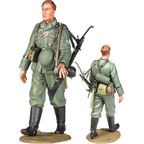 WWII Wehrmacht Infantryman (On Maneuver) - 1:16 Scale Military - Tamiya