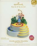 2006 Hallmark Ornament The Wizard of Oz Dorothy and the Munchkins