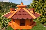 Vogelhaus, Vogelhaeuschen behandelt mit Bitumschindeln und drei Gauben