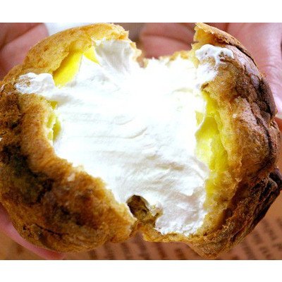 濃厚でとろけるふわふわミルククリームがたっぷり詰まった、極上生ミルクの大きなシュークリーム