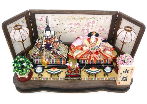 Cover image : 秀光オリジナル限定品 雛人形衣装着平台飾りセット 焼桐の枠屏風に和紙を張り、金彩加工で見事な桜を表現♪豪華な衣裳が引き立ちます