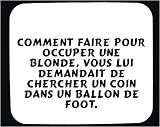 Comment faire pour occuper une blonde, vous lui demandait de chercher un coin dans un ballon de foot. tapis de souris décoré
