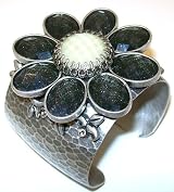 Ollipop Retro Silver Metal Black And White Flower Cuff Bracelet