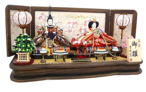 Cover image : 秀光オリジナル限定品 雛人形衣装着平台飾りセット 焼桐の枠屏風に和紙を張り、金彩加工で見事な桜を表現♪豪華な衣裳が引き立ちます