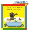 Petit Ours brun dans son bain