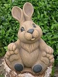 Eigenschaften Tiefes Kunsthandwerk GbR  / TierfigurSteinfigur Hase groß sitzend hellbraun