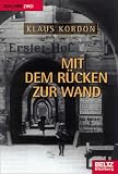 Mit dem R�cken zur Wand