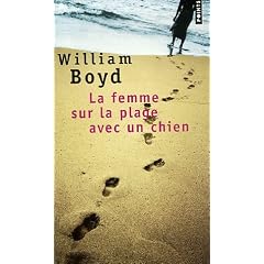 La femme sur la plage avec un chien