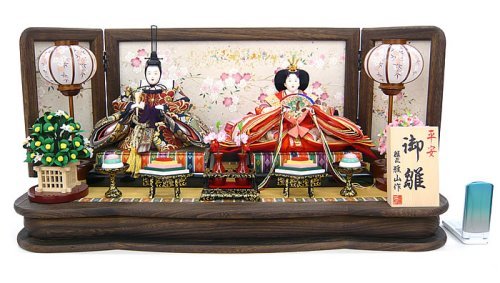 Cover image : 秀光オリジナル限定品 雛人形衣装着平台飾りセット 焼桐の枠屏風に和紙を張り、金彩加工で見事な桜を表現♪豪華な衣裳が引き立ちます