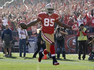 San Francisco 49ers and New Orleans Saints: Vernon Davis Photographic Poster Print by Paul Sakuma, 32x24