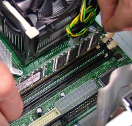 4GB RAM ERWEITERUNG f�r ANKERMANN PC�s. Bei dieser Option wird Ihr ANKERMANN PC um ein weiteres 4GB RAM Modul Baugleich dem schon im PC System verbauten RAM Modul erweitert !