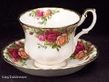 ROYAL ALBERT OLD COUNTRY ROSES ENGLAND CUPS & SAUCERS