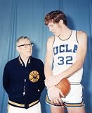 JOHN WOODEN UCLA BRUINS 8X10 SPORTS ACTION PHOTO (L-1)