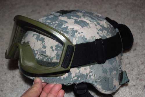 ORIGINAL US ARMY ISSUE - MSA ACH KEVLAR COMBAT MICH HELMET WITH GOGGLES - SIZE MEDIUM