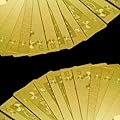 Exklusives goldenes Poker Kartenspiel in exquisiter ma�geschneiderter Holzkiste mit Klappdeckel, Spielkarten, 100% Plastik (PVC, Kunststoff) Pokerkarten - griffig - mit Goldfolie �berzogen; Gold, Pokerspiel mit Goldfolie �berzogen in edler Holzbox ideal f�r Poker, Skat, Whist, Bridge, Mau-Mau, Seven Card Stud, Five Card Stud, Texas Hold'em, Omaha Hold'em, Draw Poker, Black Jack