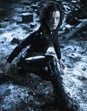 ブロマイド写真★映画『アンダーワールド』ケイト・ベッキンセール/座ってポーズ ケイト・ベッキンセール
