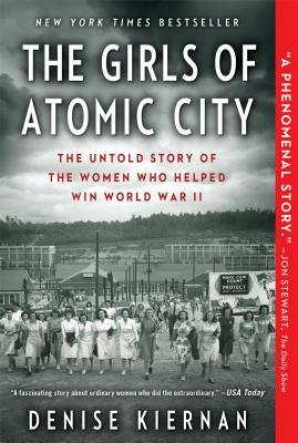 The Girls of Atomic City( The Untold Story of the Women Who Helped Win World War II)[GIRLS OF ATOMIC CITY -LP][LARGE PRINT] [Paperback]