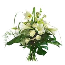Blumenstrau&szlig; 'Hoher Strau&szlig;' Medium Frisch vom Floristen vor Ort mit wei&szlig;en Lilien, und wei&szlig;en Rosen
