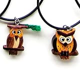 2 Stück Set Kette Ketten Eule Eulen Eulenanhänger für Verliebte Anhänger aus Holz handgefertigt Maße: 2,5 x 2 cm glatt, Kettenlänge ca. 47 cm, Liebesbeweis Freundschaftskette Lederband Metallverschluss CleanPrince natur Unikat Holzkunst Kunstgewerbe Valentinstag Handwerkskunst IDEAL GEEIGNET zu Ostern Weihnachten Geschenk Freund Freundin Muttertag Liebe Geburtstag Oma Mama Geburtstag Kindergeburtstag Geschenketüte Geburtstagstüten Holzanhänger Trachten Partner Mode Schmuck Eulenkette - 