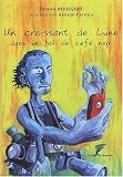 Un croissant de lune dans un bol de caf� noir