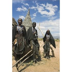 photographie Ari women standing outside house, Lower Omo valley. est disperible en (L x H): 70 x ...