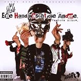 Eine Hand wäscht die andere