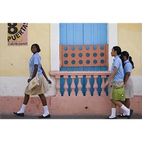 photographie Teenage schoolgirls walking home from school. est disperible en (L x H): 30 x 20 cm ...