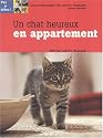 Un chat heureux en appartement