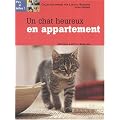 Un chat heureux en appartement