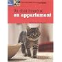Un chat heureux en appartement