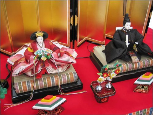 秀光オリジナル限定品 雛人形衣装着親王平飾りセット コントラストを巧みに表現した寿峰らしさが表れた作品。京人形の華やかさがあります
