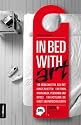In bed with art: 100 M&Ouml;GLICHKEITEN, SICH MIT KUNST ZU BETTEN / 100 FERIENWOHNUNGEN, PENSIONEN UND HOTELS / 100 GASTGEBER, DIE KUNST UND MENSCHEN LIEBEN