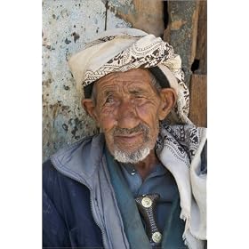 photographie Portrait of old man wearing keffiyeh (Arab head scarf). est disperible en (L x H): 7...