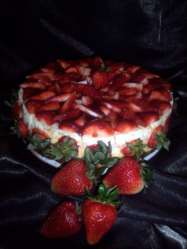 8lb Strawberry Cheesecake By TheCheesecakeBar.com by TheCheesecakeBar.com