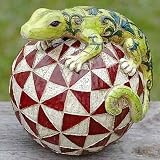 Produkt-Bild: Eidechse auf Patchwork Kugel Kunstharz Holzoptik A