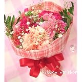 【送料無料】チェックのラッピング カーネーションと季節のお花のブーケ・花束（生花） （ピンク系） FL-MD-807