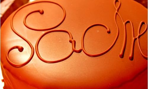 【食べ物】ナッツがトッピングされているチョコケーキ。セブンイレブンの「チョコケーキマウンテン」に注目です 518zfAsxfRL. SX500 CR0,55,500,300 【食べ物】ナッツがトッピングされているチョコケーキ。セブンイレブンの「チョコケーキマウンテン」に注目です