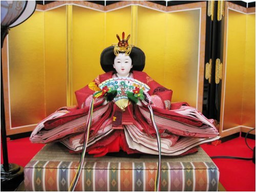秀光オリジナル限定品 雛人形衣装着親王平飾りセット コントラストを巧みに表現した寿峰らしさが表れた作品。京人形の華やかさがあります